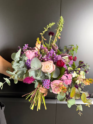 Ramo de flores de temporada en tonos suaves