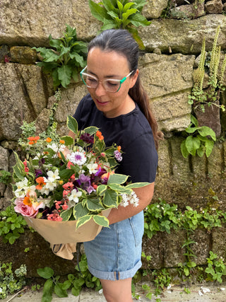 Ramo de flores de temporada en tonos suaves