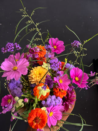 Ramo de flores de temporada en colores vivos
