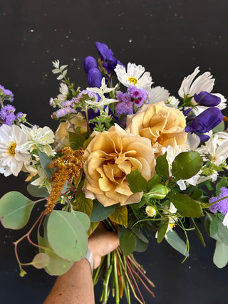 Ramo de flores de temporada en tonos suaves