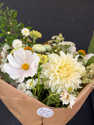 Ramo de flores de temporada en blancos y cremas