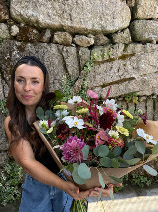 Ramo de flores de temporada en tonos suaves