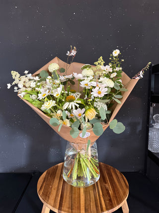 Ramo de flores de temporada en blancos y cremas