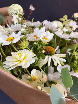 Ramo de flores de temporada en blancos y cremas
