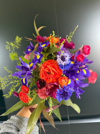 Ramo de flores de temporada en colores vivos